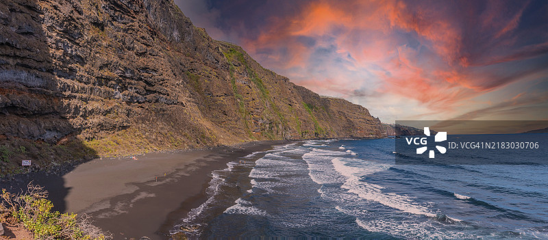 从高处俯瞰西班牙加那利群岛拉帕尔马岛东部的诺加莱斯海滩，日落时分的全景。图片素材