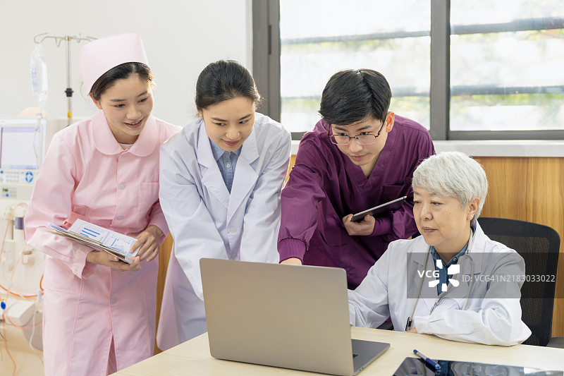 亚洲医生和护士在现代透析中心讨论文件工作图片素材