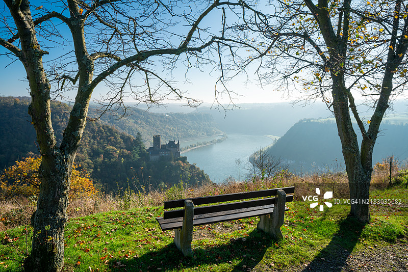 俯瞰莱茵峡谷的长椅，背景是卡茨城堡和远处的洛雷莱岩（秋季）图片素材