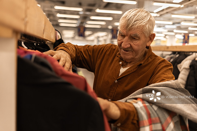 一位老人在二手商店里。图片素材