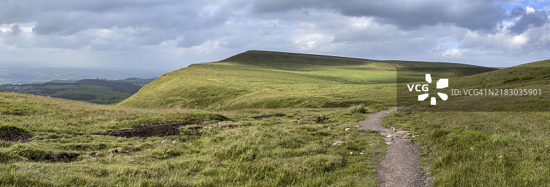 步道，靠近福音山口（Bwlch yr Efengyl）的黑山景观，黑山，威尔士，英国图片素材