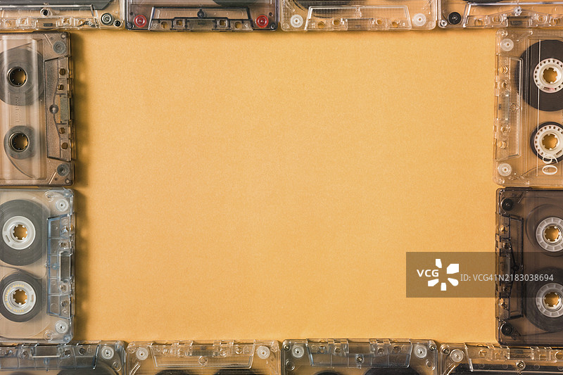 用透明磁带制成的边框，背景为彩色。美丽的照片。图片素材