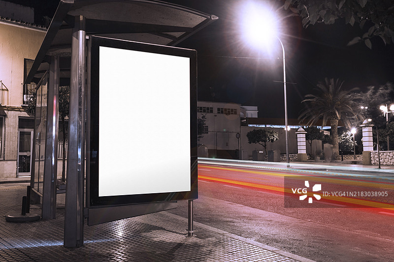 模糊的交通灯夜晚的空白广告公交候车亭图片素材