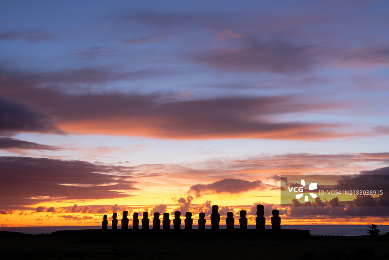 复活节岛上东南角的阿胡·通加里基的摩艾石像在黎明时分图片素材