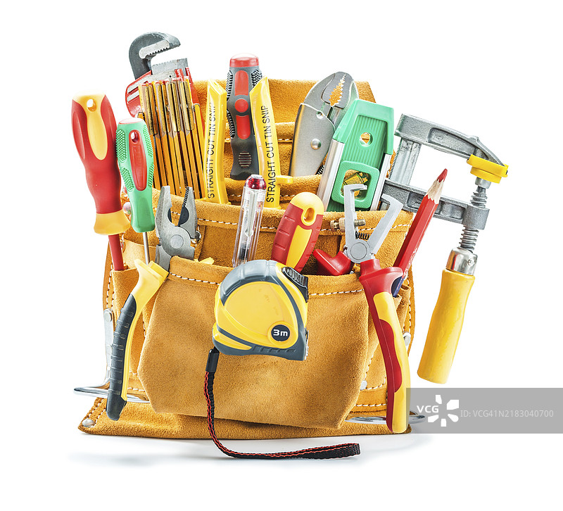 一套大型建筑工具放在黄色工具带上，背景为白色。图片素材