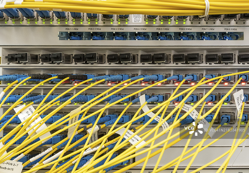 用于提供快速互联网的光纤电缆图片素材