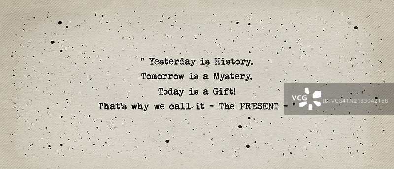 昨天是历史，明天是谜团，今天是礼物，这就是我们称之为“现在”的原因。美丽而鼓舞人心的名言，打字机字体风格，背景为复古纸张。图片素材