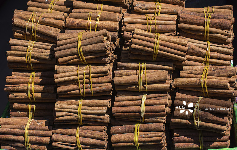 肉桂棒堆叠在一起，作为背景展示图片素材