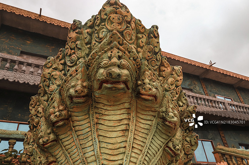 柬埔寨甘波特的普雷蒙尼旺博科国家公园内，桑波普拉姆寺的金色那伽守护神雕像图片素材