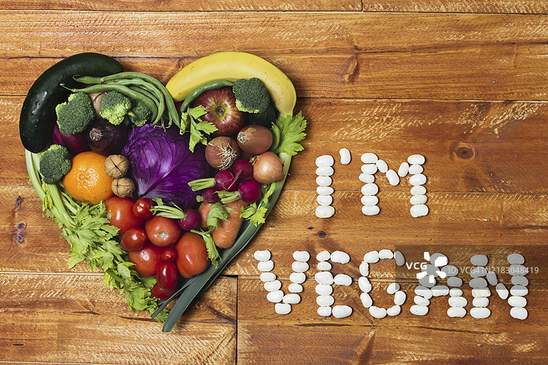 心形蔬菜摆盘，木质背景图片素材