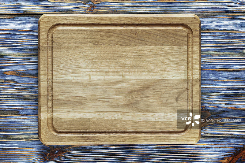 复古木背景上的切菜板图片素材
