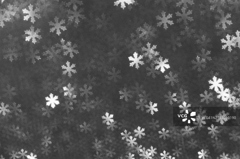 银色雪花散景在灰色背景上飘落图片素材