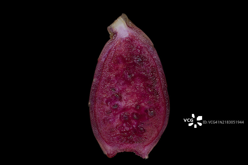 切开的成熟仙人掌果，黑色背景下的摄影作品图片素材