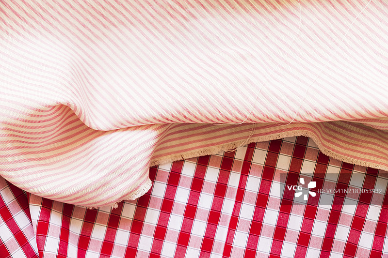 红色格子折叠布料服装图片素材