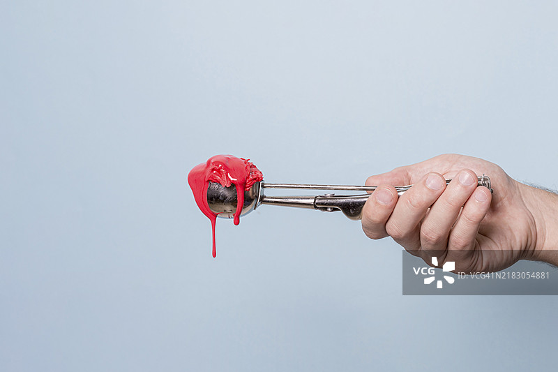 融化的草莓冰淇淋球正面视图图片素材