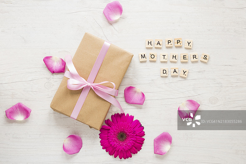 母亲节快乐的祝福与礼品盒和非洲菊图片素材