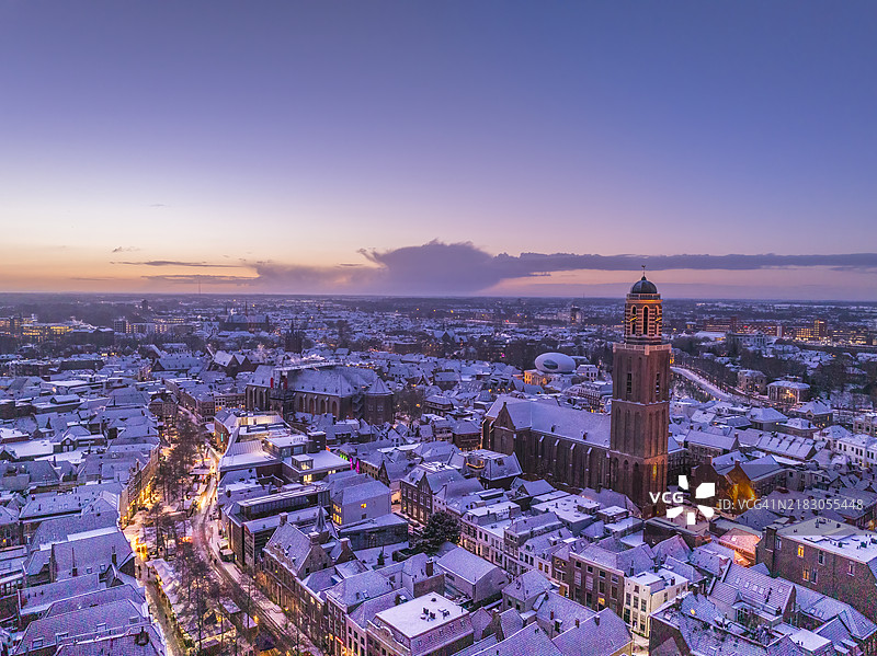 兹沃勒的佩珀巴斯教堂塔楼在寒冷的冬季日出时分图片素材