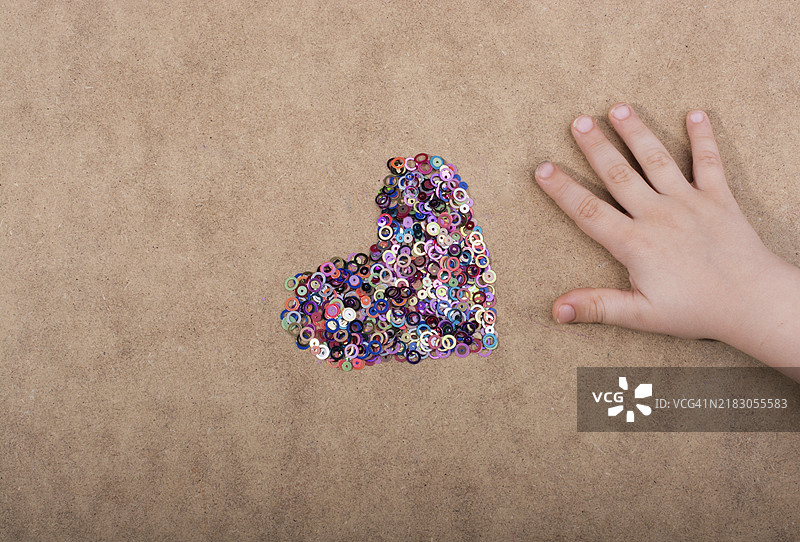 心形的彩色装饰物图片素材