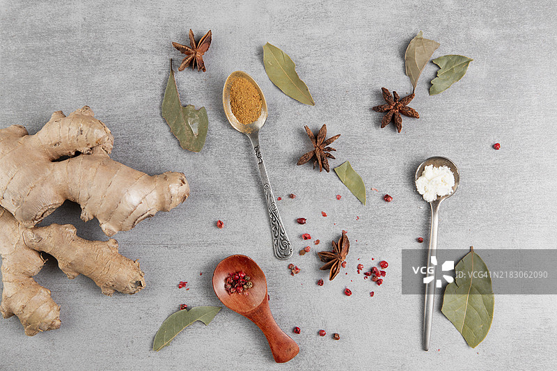 平铺的姜黄组合，灰色背景图片素材