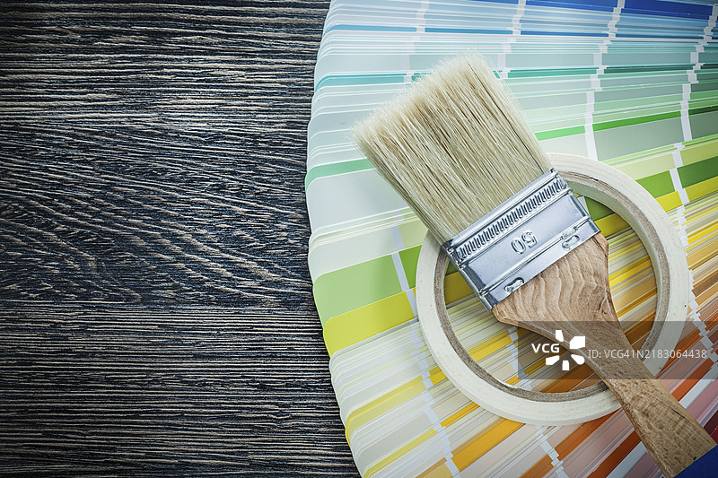 木板上的调色板、潘通色卡和胶带图片素材