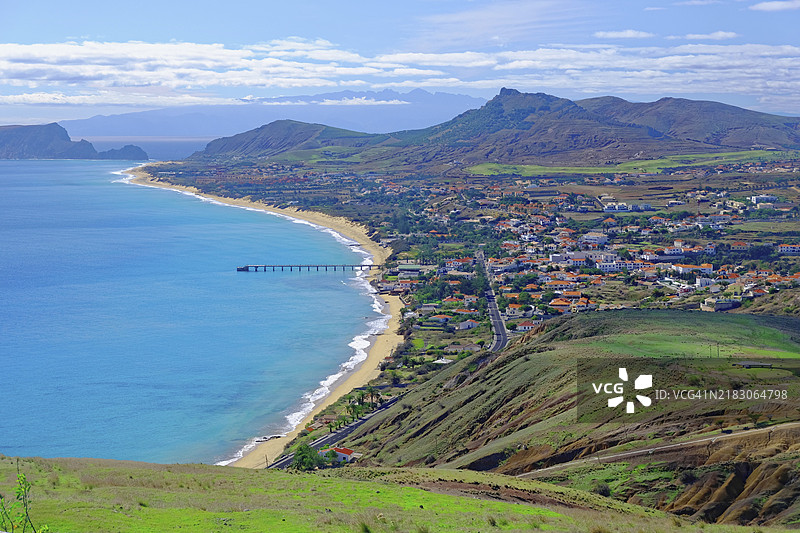 从观景点俯瞰,维拉·巴莱拉村,米拉杜罗·波特拉162米,沙滩,马德拉岛地平线,大西洋,波尔图·圣岛图片素材