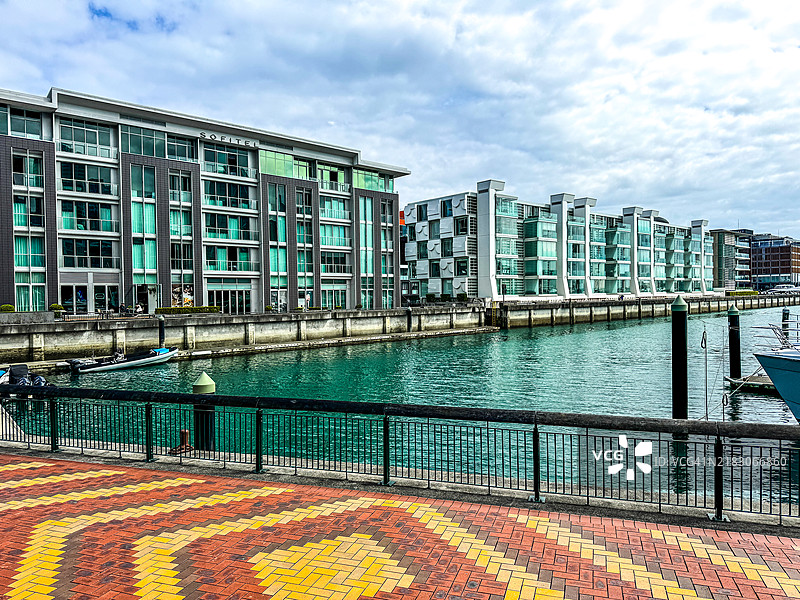 奥克兰维亚德克港的橙色和金色瓷砖以及现代公寓建筑图片素材