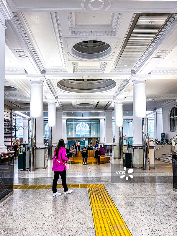 人们在奥克兰的布里托马特交通中心走动和等待图片素材