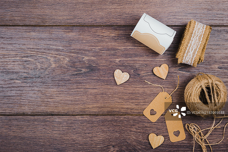 卷起的蕾丝木质心形标签、麻绳卷、木质桌子图片素材