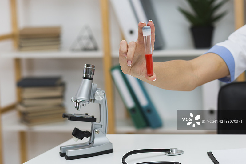 女医生手持血样图片素材