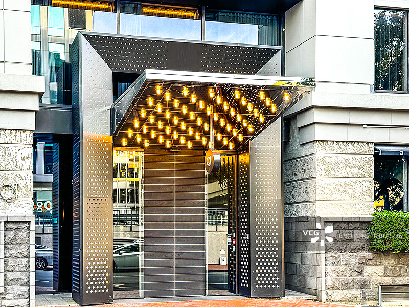 奥克兰QT酒店门口的反射与光照图片素材