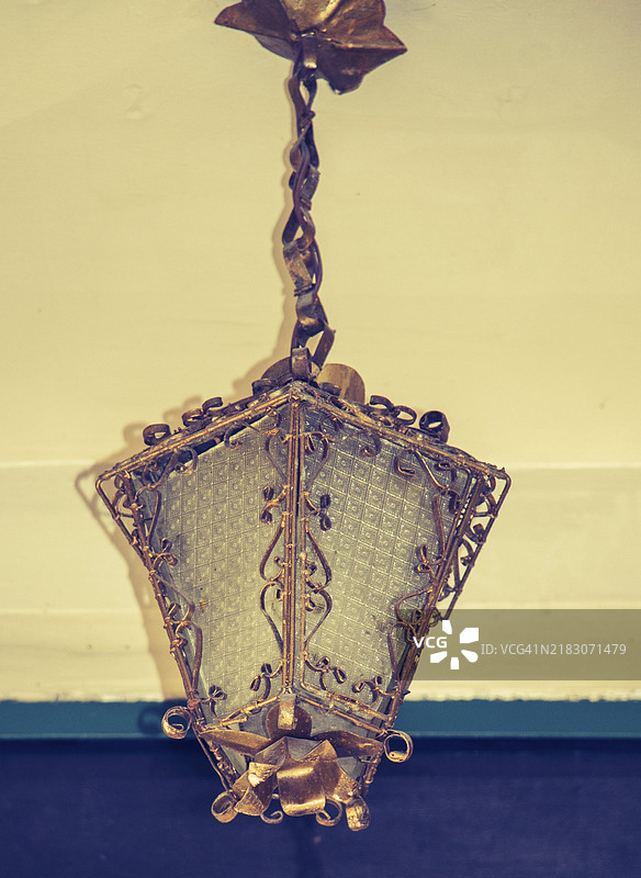 复古风格的金属老式电街灯图片素材