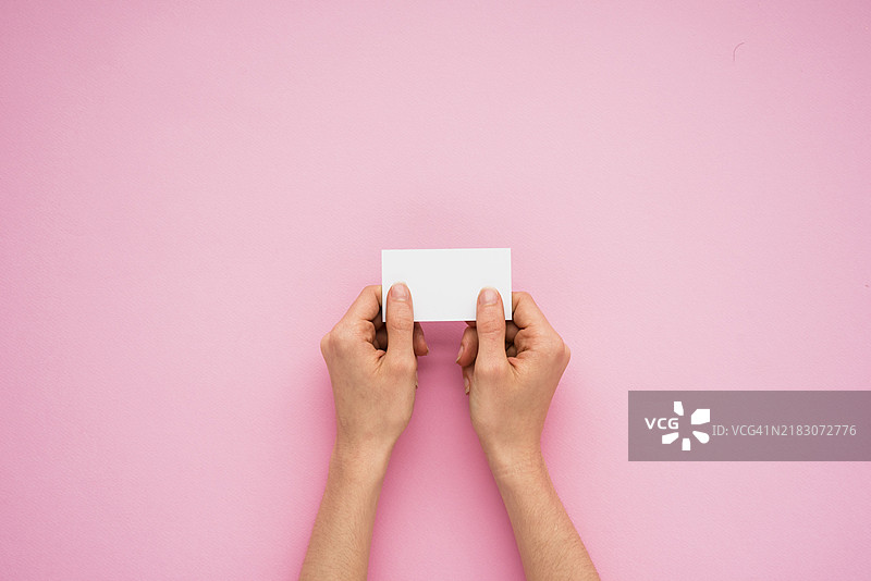 一个人手里拿着一张小纸片图片素材