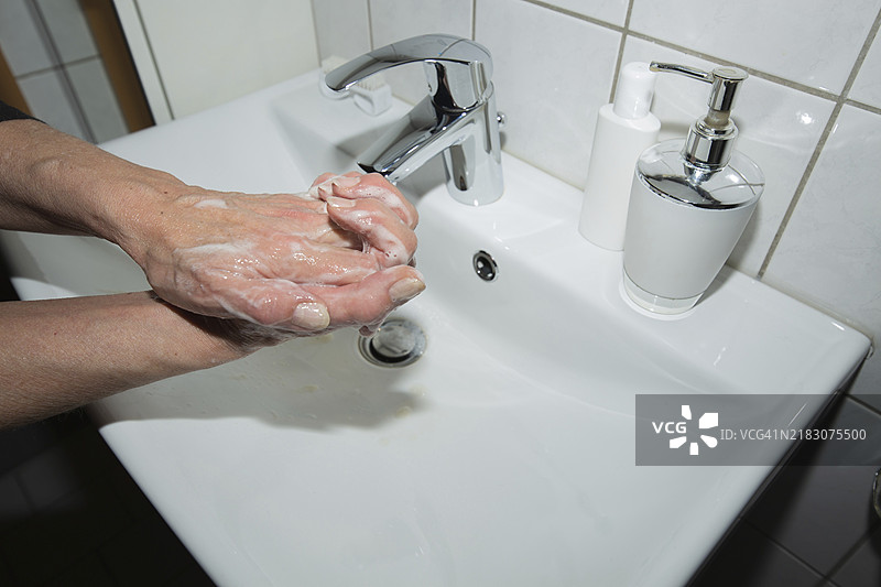用肥皂洗手，卫生，清洁和保护图片素材