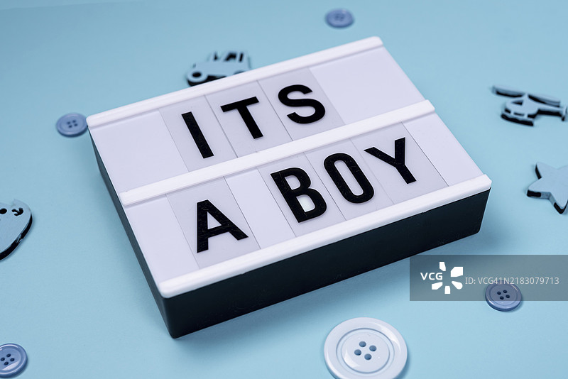 高角度拍摄的男孩标志图片素材