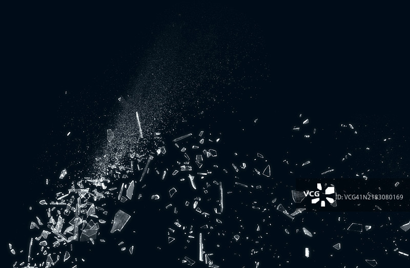 黑色背景上的破碎玻璃展示了碎玻璃的抽象纹理细节。这张图片非常适合用作背景、纹理或抽象艺术项目。图片素材