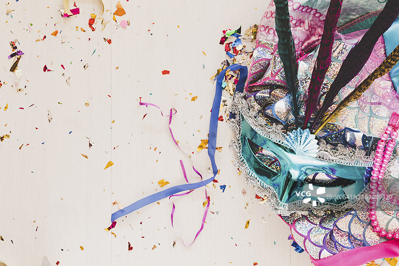 明亮的服装与面具和五彩纸屑图片素材