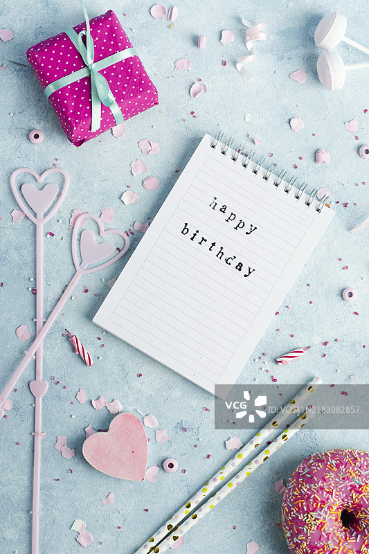 从上方看笔记本，上面有生日快乐的祝福礼物图片素材
