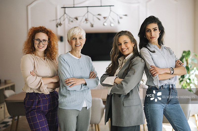成功女商人在办公室的照片图片素材