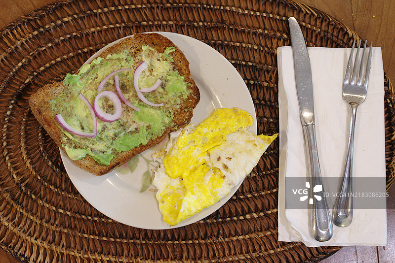 鳄梨吐司上放着洋葱拼写的“投票”图片素材
