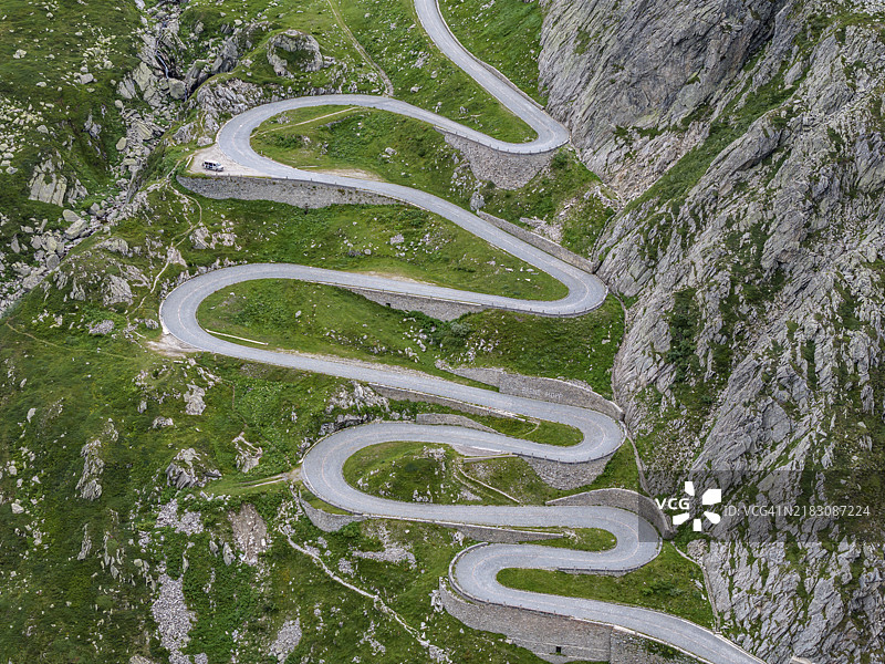 拉特雷莫拉，世界著名的蛇形公路穿越特雷莫洛谷，是一项公路建设的纪念碑，阿尔卑斯山口有24个发夹弯。老哥达山口。无人机照片。艾罗洛，提契诺州，瑞士，欧洲。图片素材