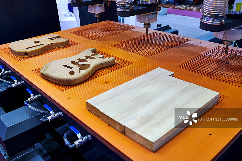 吉他制作的木材在装配线上的场景图片素材