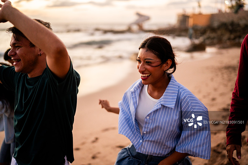 年轻朋友们在海滩上跳舞图片素材