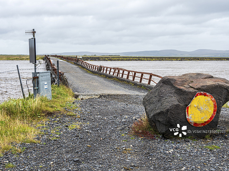 冰岛南海岸，马卡尔弗约特河上环路1号的历史桥梁图片素材