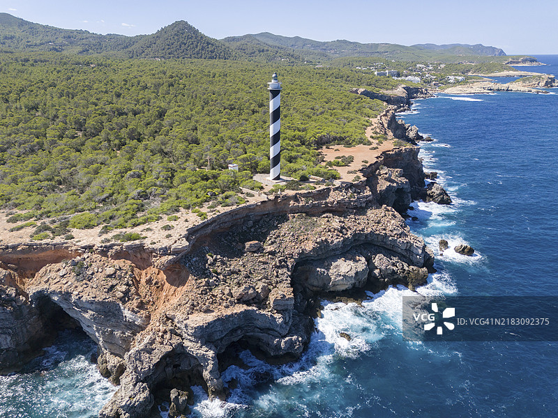 伊比萨岛的莫斯卡特角灯塔(Far de sa Punta des Moscarter)鸟瞰图,巴利阿里群岛,西班牙,欧洲图片素材