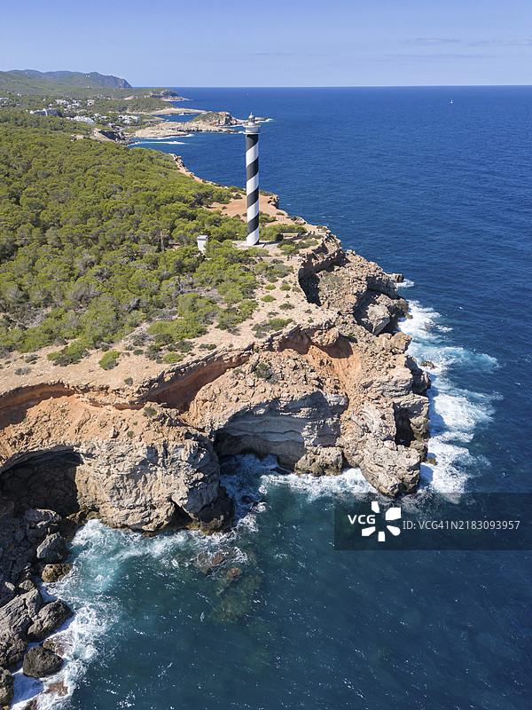 伊比萨岛的莫斯卡特角灯塔(Far de sa Punta des Moscarter)鸟瞰图,巴利阿里群岛,西班牙,欧洲图片素材