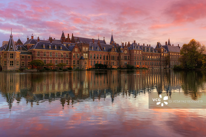 荷兰国会大厦（Binnenhof）和小塔楼在红色余晖下图片素材