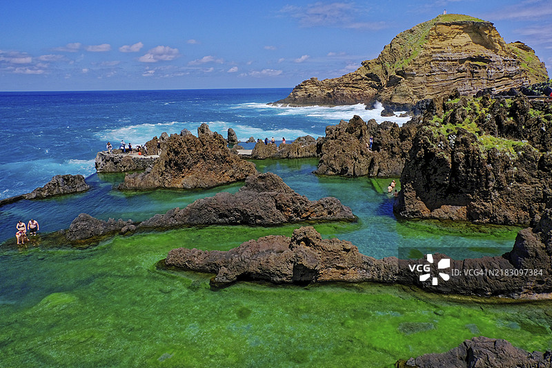 天然海水游泳池，火山岩，游泳者，波尔图·莫尼什，马德拉岛北海岸，大西洋，海岸线图片素材