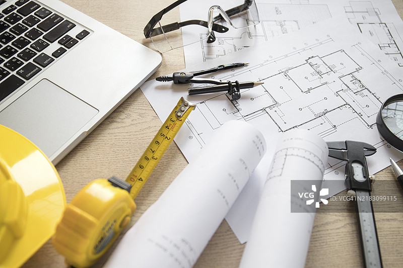 笔记本电脑旁的蓝图工具图片素材