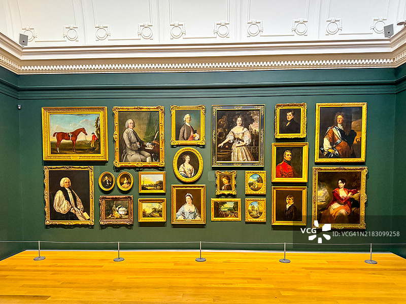 奥克兰艺术画廊绿色墙面上的沙龙风格艺术装置图片素材