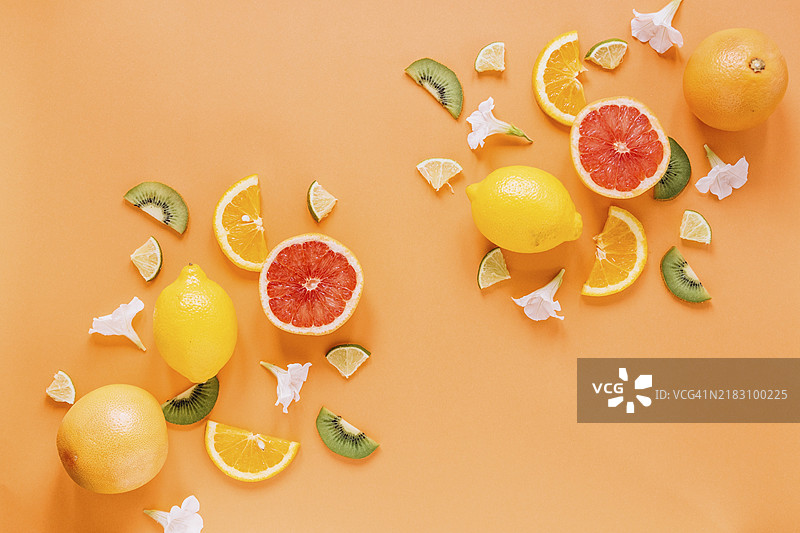 小花与各种水果相伴图片素材